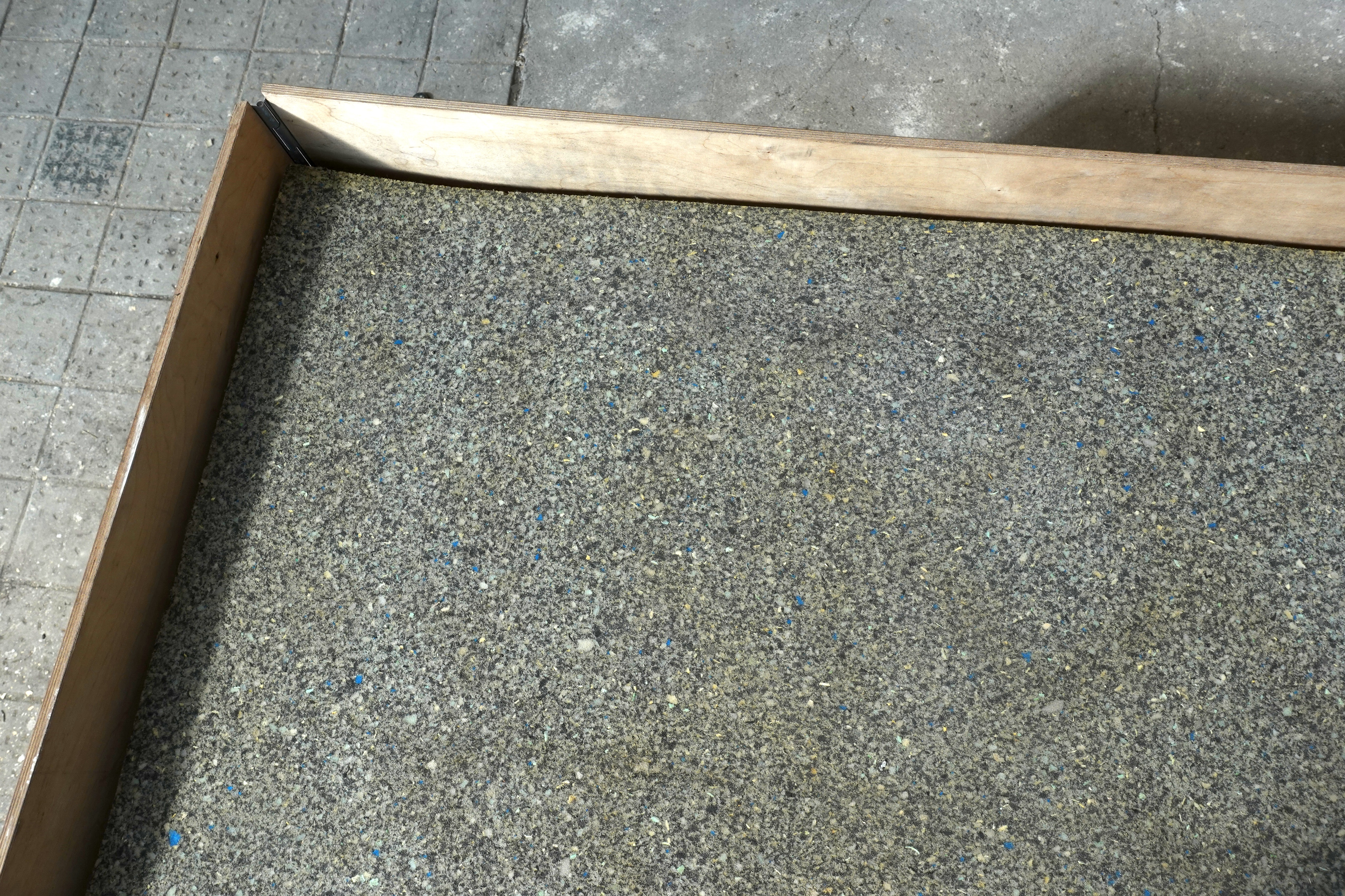 Elastic underlay panel surface