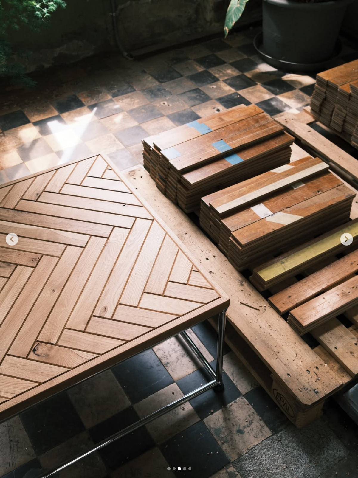 Detail of reused sports flooring at the bar counter in Krefeld